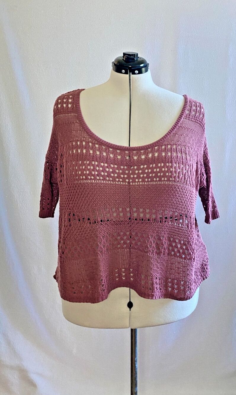 Decree crochet knit hi low top. Size xl.